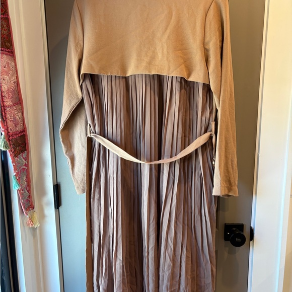 Hayden Beige Pleated Trench Coat with Belt - Picture 4 of 6